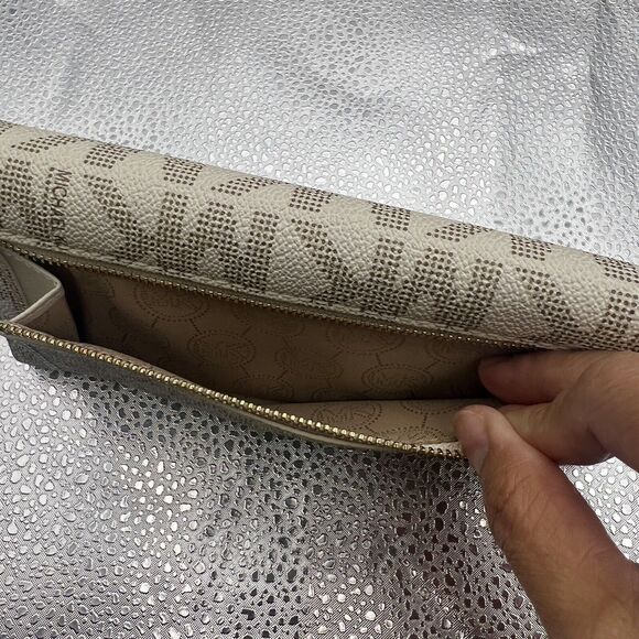 Michael Kors Vanilla Signature Jet Set Leather Wallet Checkbook - Gently Used - Picture 9 of 16